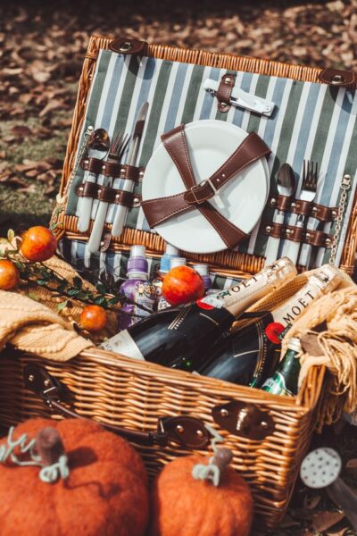 Ein gepackter Picknickkorb mit Geschirr, Besteck und Essen darin