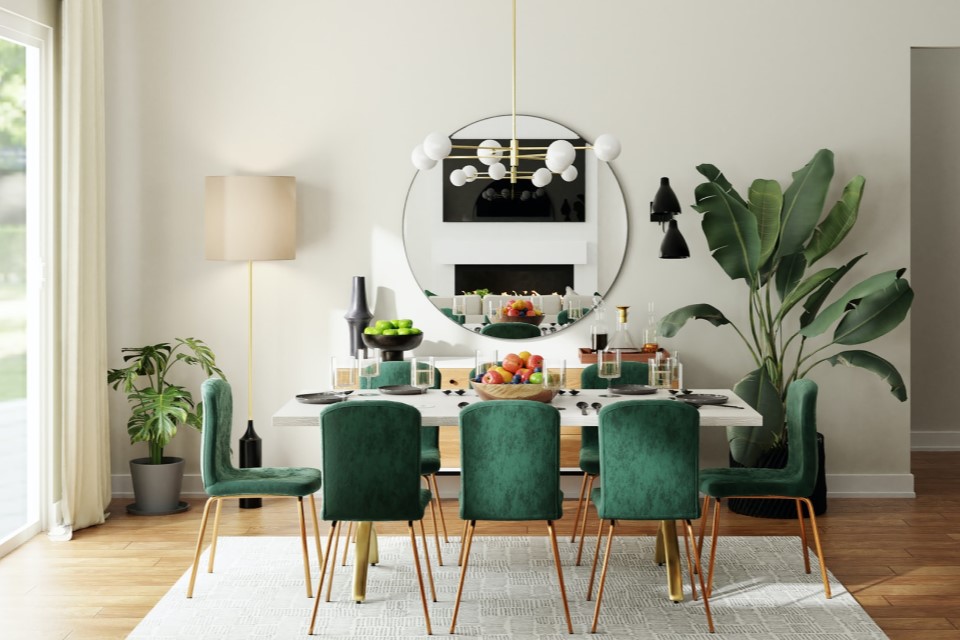 Ein Esszimmer mit gedecktem Tisch und grün gepolsterten Stühlen.