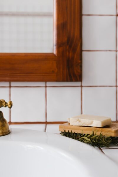 Eine Seifenablage aus Holz auf einem Waschbecken