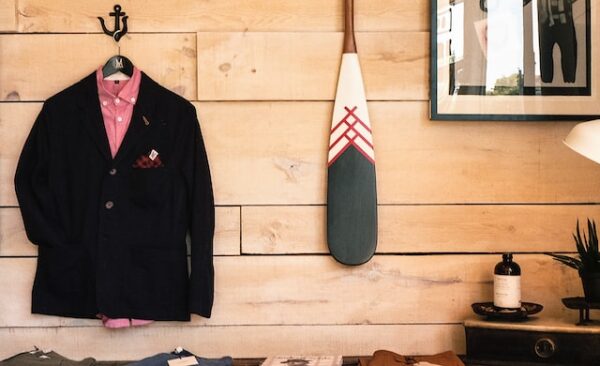An einem Wandhaken in Form eines Ankers hängt ein Jackett mit Hemd. 