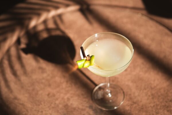 Ein Martini beim Sonnenuntergang wirft einen Schatten hinter sich