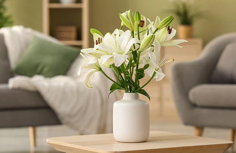Schöne Lilienblumen in einer weißen Vase auf einem Tisch.