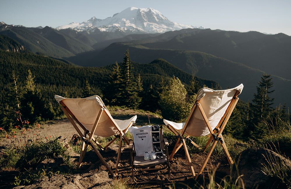 Panoramablick auf die Berge mit Campingstühlen für zwei Personen