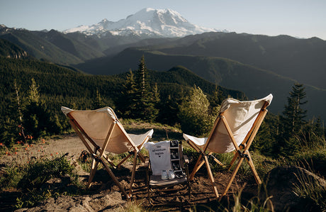 Panoramablick auf die Berge mit Campingstühlen für zwei Personen