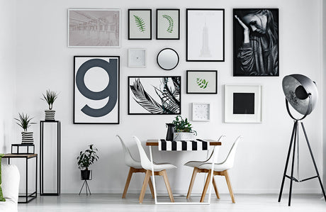 Wand mit verschiedenen Bildern in schwarz/weiß.