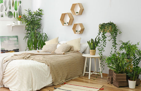 Stilvolle Einrichtung eines Schlafzimmers mit grünen Zimmerpflanzen.
