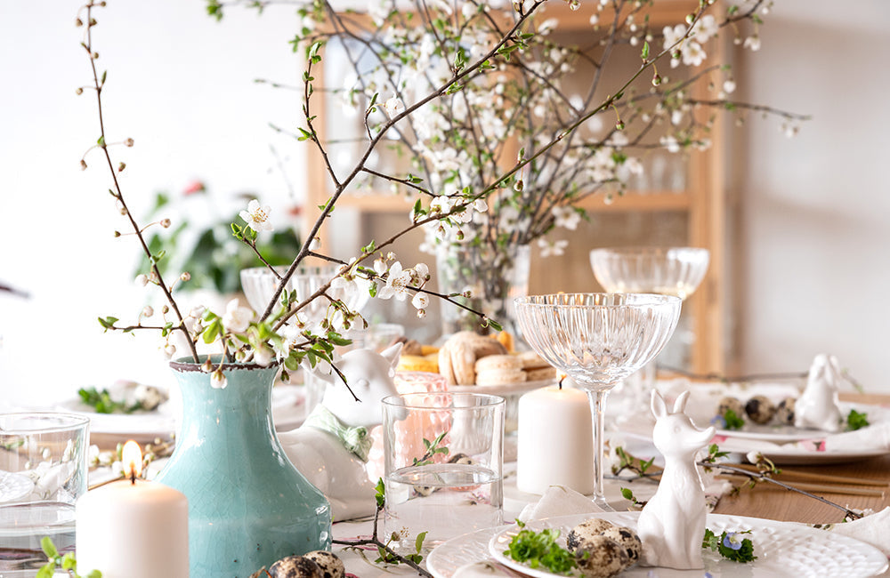 Frühlingshaft dekorierter Esstisch