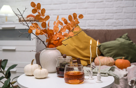 Eine gemütliche Herbst-Wohnzimmerdekoration