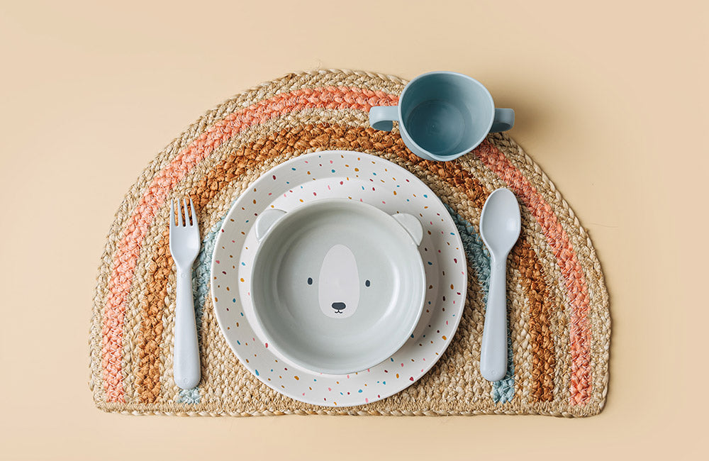 Süßes Kindergeschirr in Bärenform.