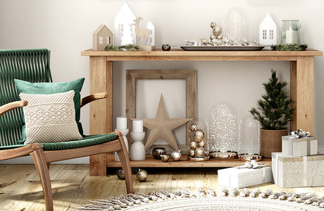 Weihnachtskomposition im Wohnzimmer mit Weihnachtsdekoration auf einem offenem Sideboard