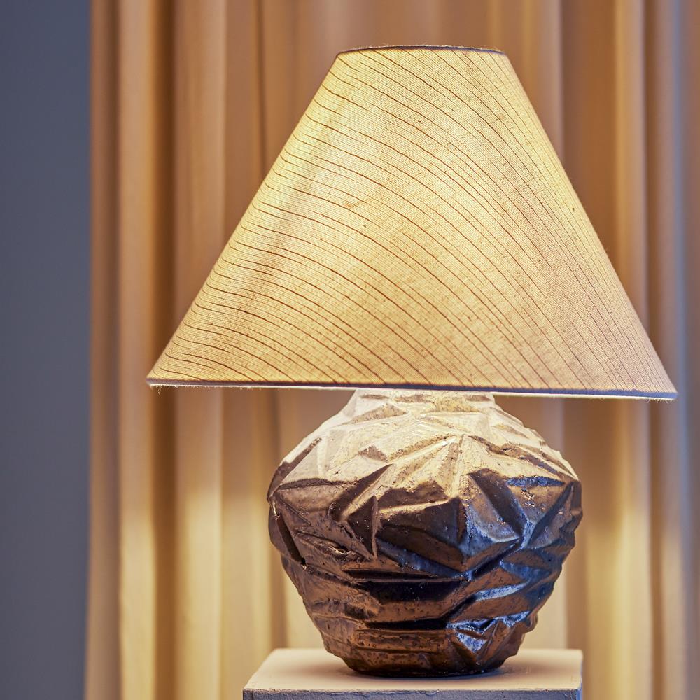 Bloomingville Carolla Tischlampe aus Steingut in Braun – dekorative Lampe fürs Wohnzimmer