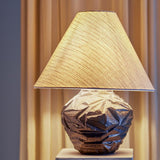 Bloomingville Carolla Tischlampe aus Steingut in Braun – dekorative Lampe fürs Wohnzimmer