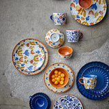Bloomingville Figuria Tasse 4er Set bunt - Steingut Tassen mit Blumen & Vogelmotiv für Küche & Tisch