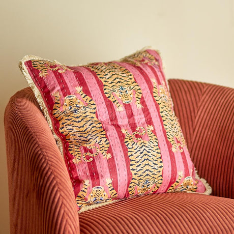 Bloomingville Poirino Kissen Pink 45x45 cm – Baumwolle, Tigerprint & Fransen