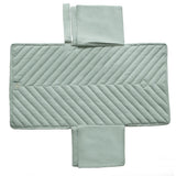 Mushie Tragbare Wickelunterlage, Roman Green, aus 100% Bio-Baumwolle