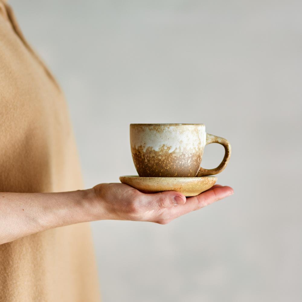 Bloomingville Brenta Tasse mit Untertasse aus Steingut in Natur 185 ml – 4er Set für Küche