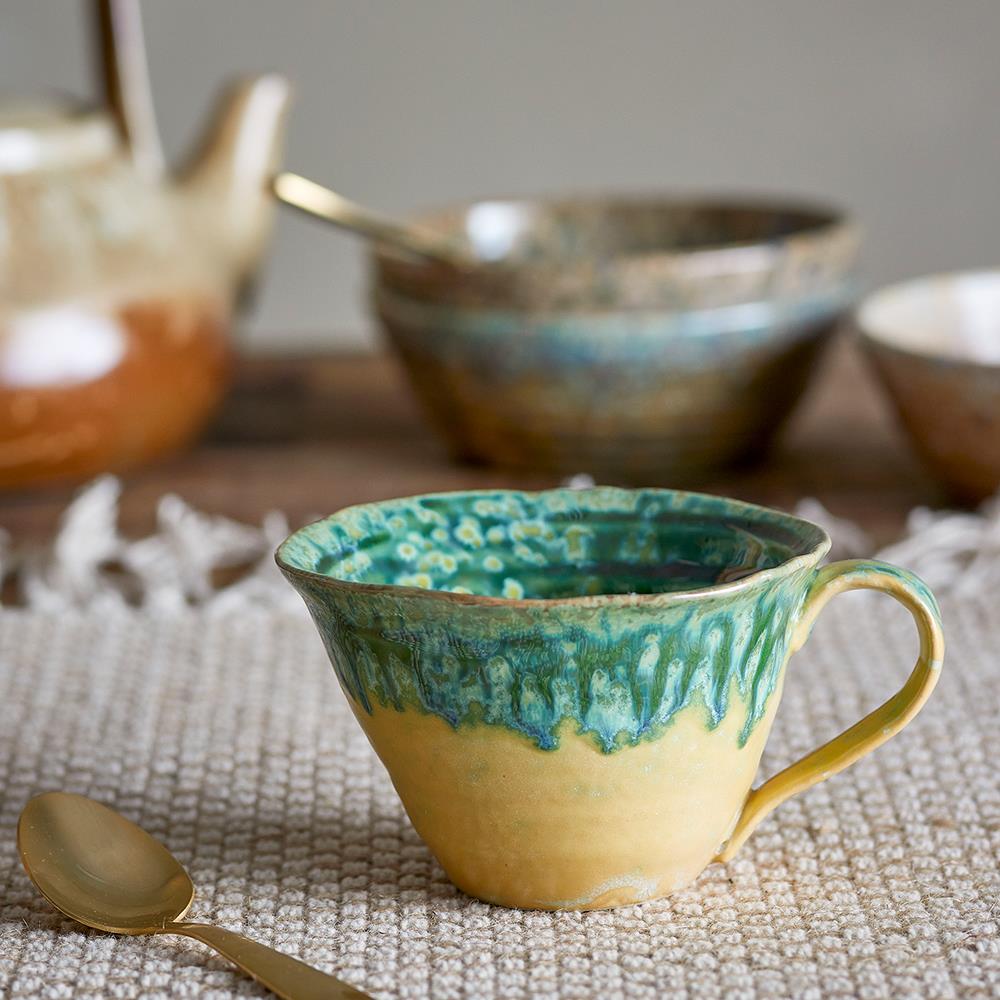 Bloomingville Milani Tasse, 250 ml – Steinguttasse in Grün mit gelben Nuancen und perlmuttartiger Glasur