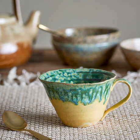Bloomingville Milani Tasse, 250 ml – Steinguttasse in Grün mit gelben Nuancen und perlmuttartiger Glasur