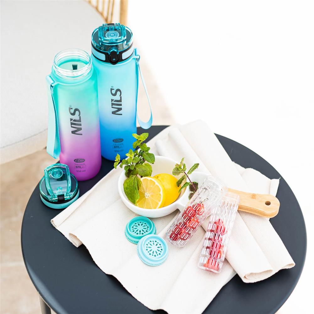 NILS CAMP Trinkflasche Tritan 950 ml blau mit Fruchteinsatz für Sport Outdoor