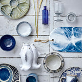 Bloomingville Fili Vase aus Steingut in Weiß mit Fischmotiv, dekorative Designvase im maritimen Stil