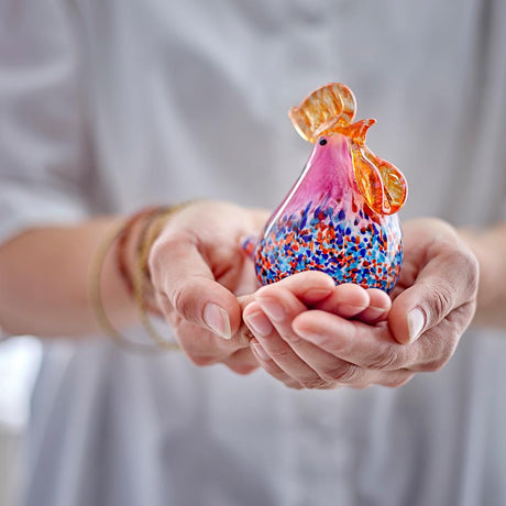 Bloomingville Livie Glasfigur, Pink, Bunt – mundgeblasene Dekofigur in Form eines Huhn