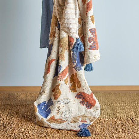 Bloomingville Anniversary Decke 160x130 cm – Nachhaltige Baumwolle mit grafischem Druck & Quasten