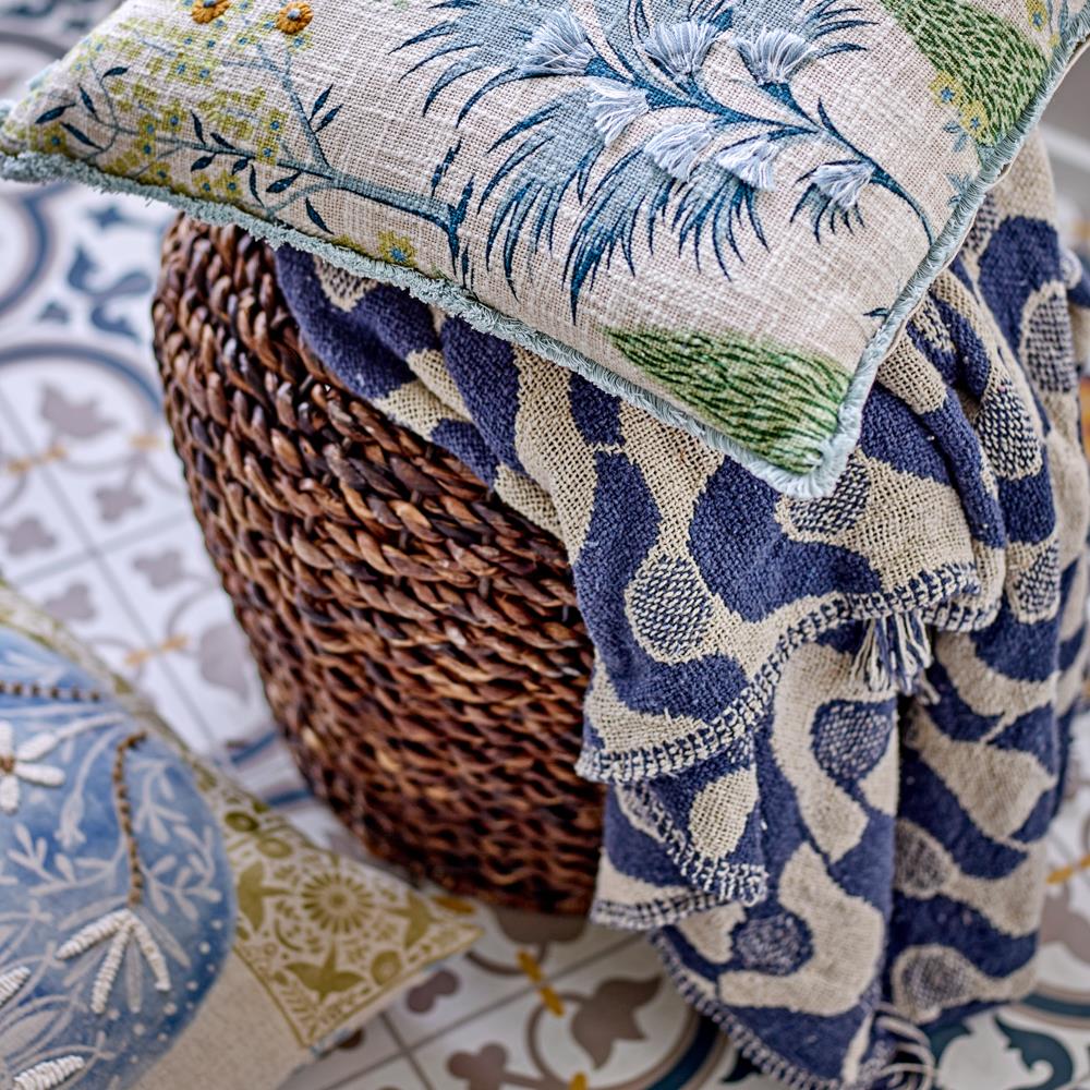 Bloomingville Santena Decke blau 160x130 cm aus recycelter Baumwolle – Wohndecke Kuscheldecke