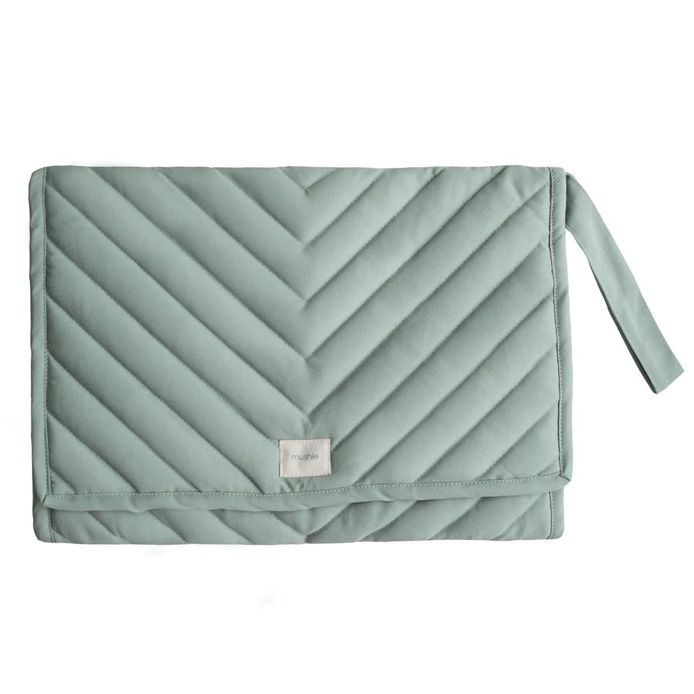 Mushie Tragbare Wickelunterlage, Roman Green, aus 100% Bio-Baumwolle