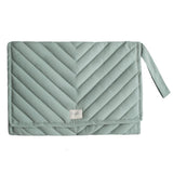 Mushie Tragbare Wickelunterlage, Roman Green, aus 100% Bio-Baumwolle