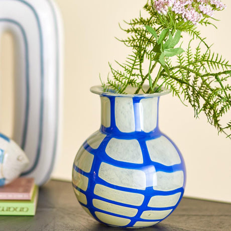 Bloomingville Kiran Vase aus Glas in Blau – mundgeblasene Vase für Wohnzimmer und Tischdeko