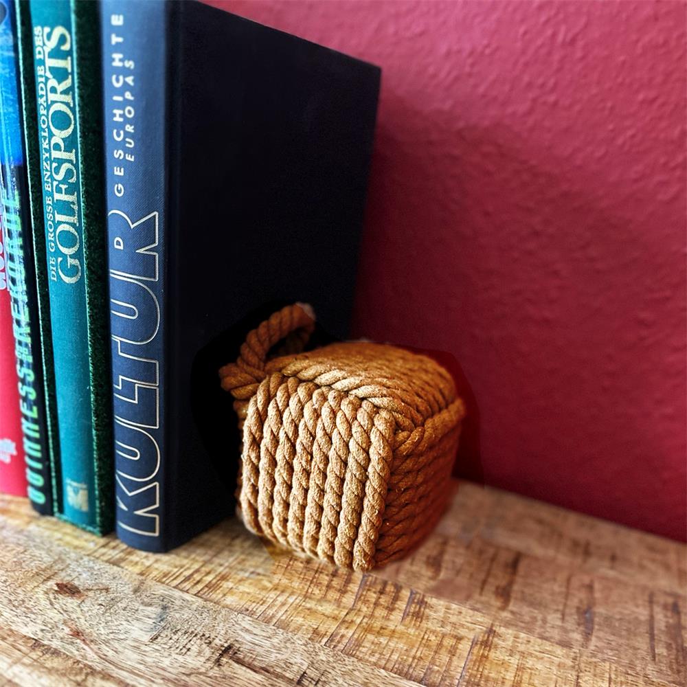BOLTZE Türstopper quadratisch Strick Braun mit Schlaufe – als Buchstütze, Fensterstopper & Türhalter