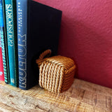 BOLTZE Türstopper quadratisch Strick Braun mit Schlaufe – als Buchstütze, Fensterstopper & Türhalter