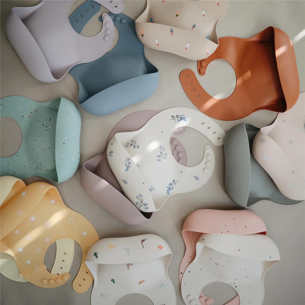 Mushie Silikon-Lätzchen, Powder Blue, mit Auffangschale, BPA-frei