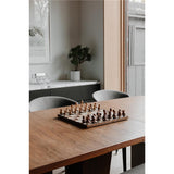 Umbra Wobble Schach Set mit vertieften Spielfeldern Ahorn- und Walnussholz