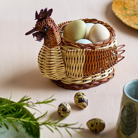 Bloomingville Marsha Korb, Braun – dekorativer Eier-Aufbewahrungskorb in Huhn-Form