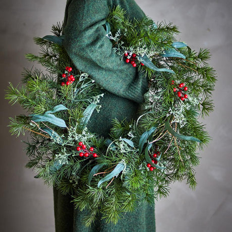 Bloomingville Pine Tannenkranz, Grün, 60 cm Weihnachtskranz mit roten Beeren