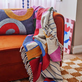 Bloomingville Artista Wohndecke Bunt 160 x 130 cm mit recycelter Baumwolle mit Fransen
