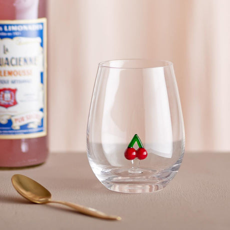 Bloomingville Misa Trinkglas aus Glas in Klar 560 ml – mundgeblasenes Glas mit Kirsche