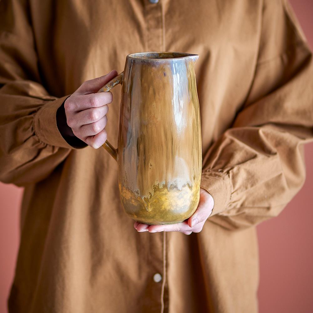 Bloomingville Lacey Krug aus Steingut, Braun – dekorativer Krug mit künstlerischem Farbspiel