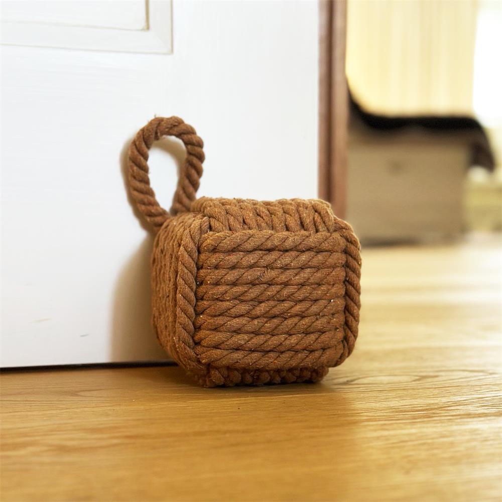 BOLTZE Türstopper quadratisch Strick Braun mit Schlaufe – als Buchstütze, Fensterstopper & Türhalter