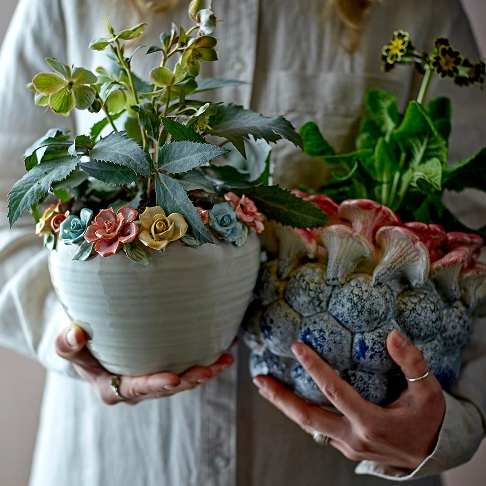 Bloomingville Eanna Blumentopf aus Steingut, Bunt – handbemaltes Pflanzgefäß mit Blumenbordüre