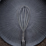 Bloomingville Neri Teller Schwarz – Steingut, Ø23 cm, skandinavisches Design mit Rillenstruktur