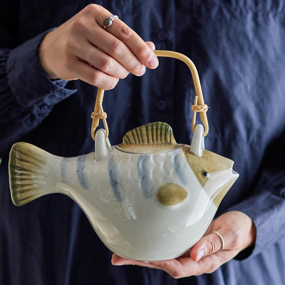 Bloomingville Wrenna Teekanne Fisch Steingut grau 800 ml mit Sieb