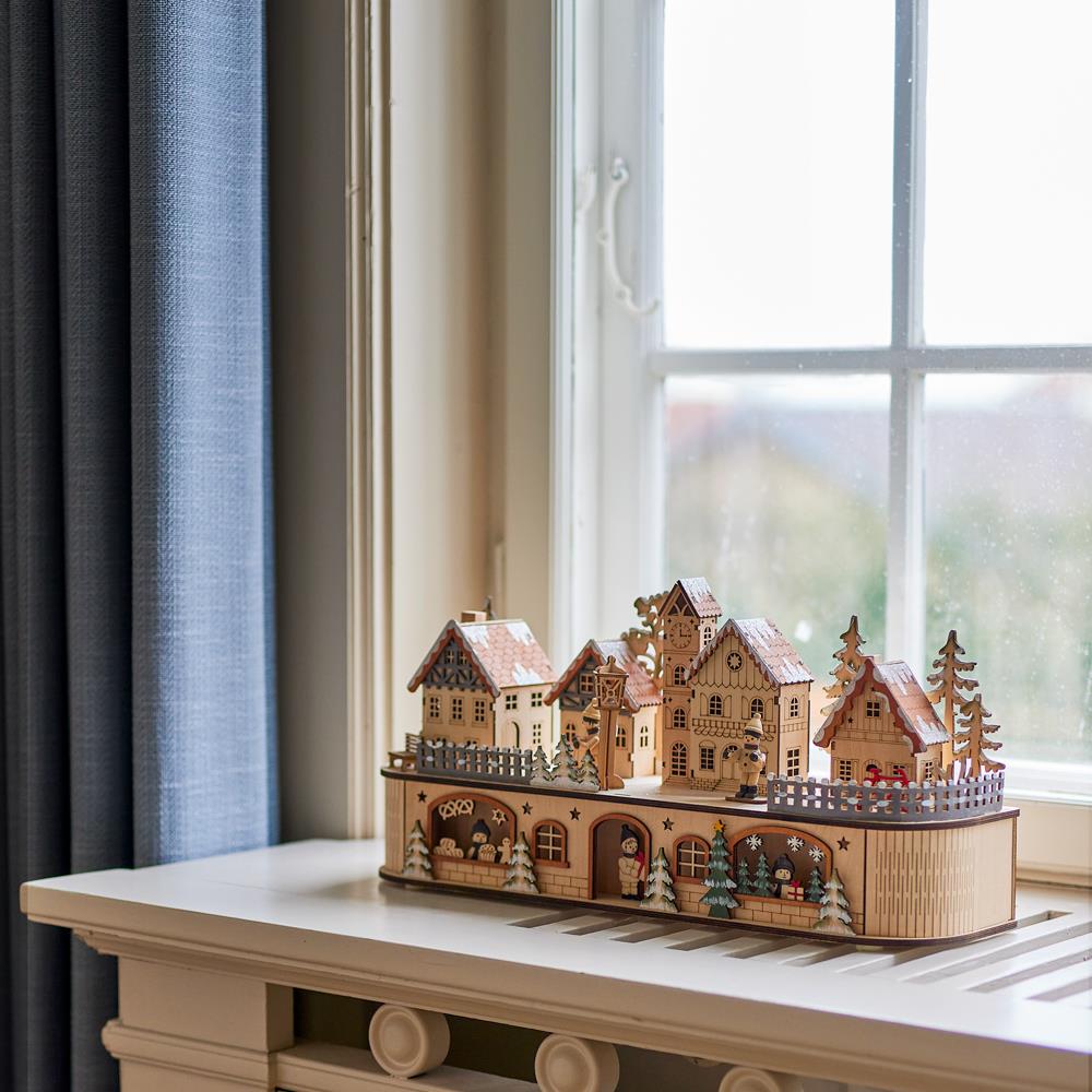 Bloomingville Norwich Deko mit Licht Natur Holz LED Weihnachtsdorf