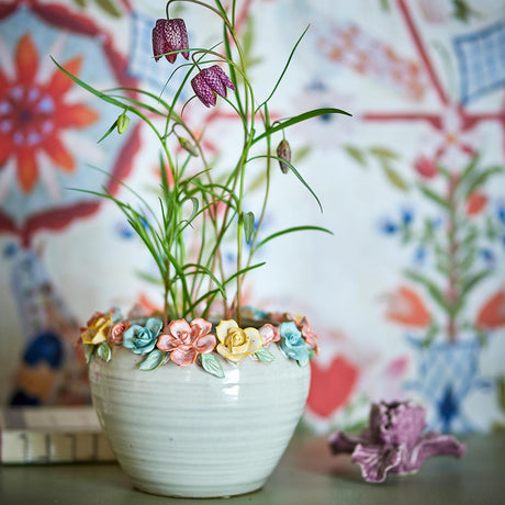 Bloomingville Eanna Blumentopf aus Steingut, Bunt – handbemaltes Pflanzgefäß mit Blumenbordüre