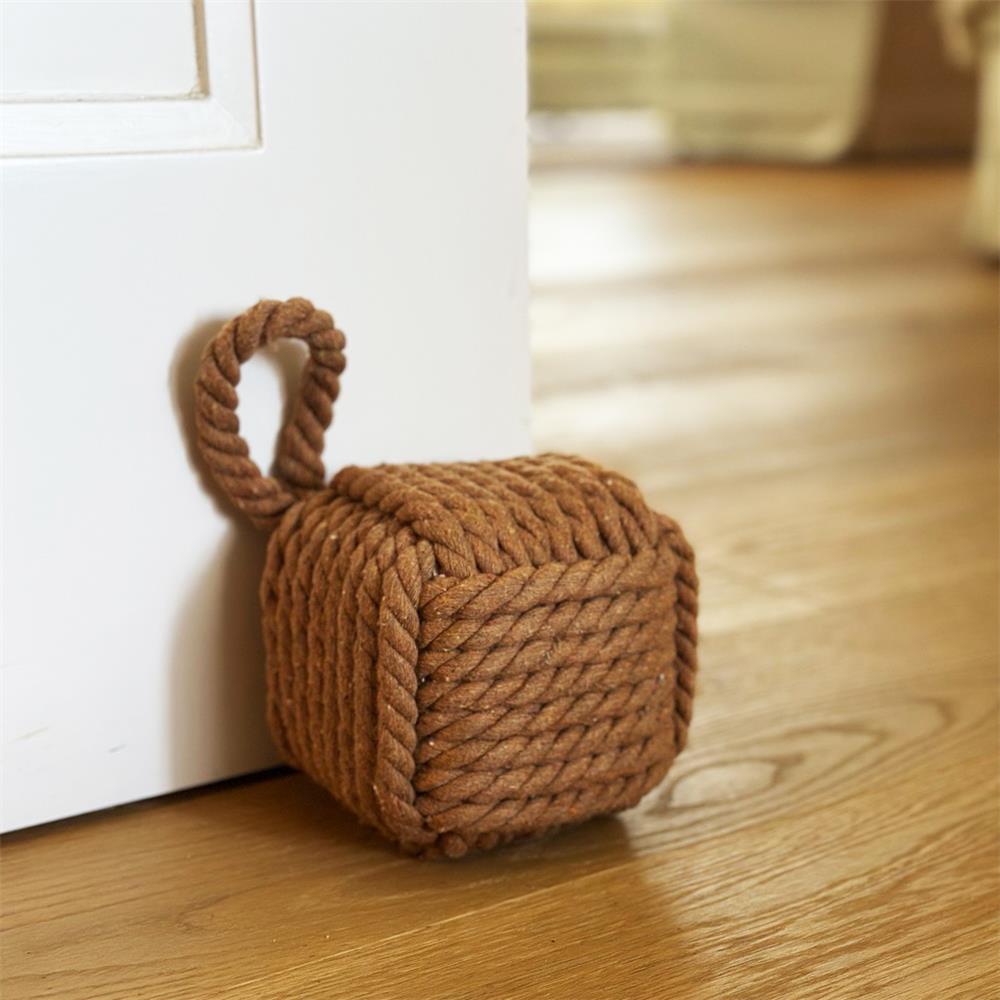 BOLTZE Türstopper quadratisch Strick Braun mit Schlaufe – als Buchstütze, Fensterstopper & Türhalter