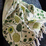 Bloomingville Eydis Decke 160x130 cm grün - Plaid aus recycelter Baumwolle mit Blumenmuster für Sofa