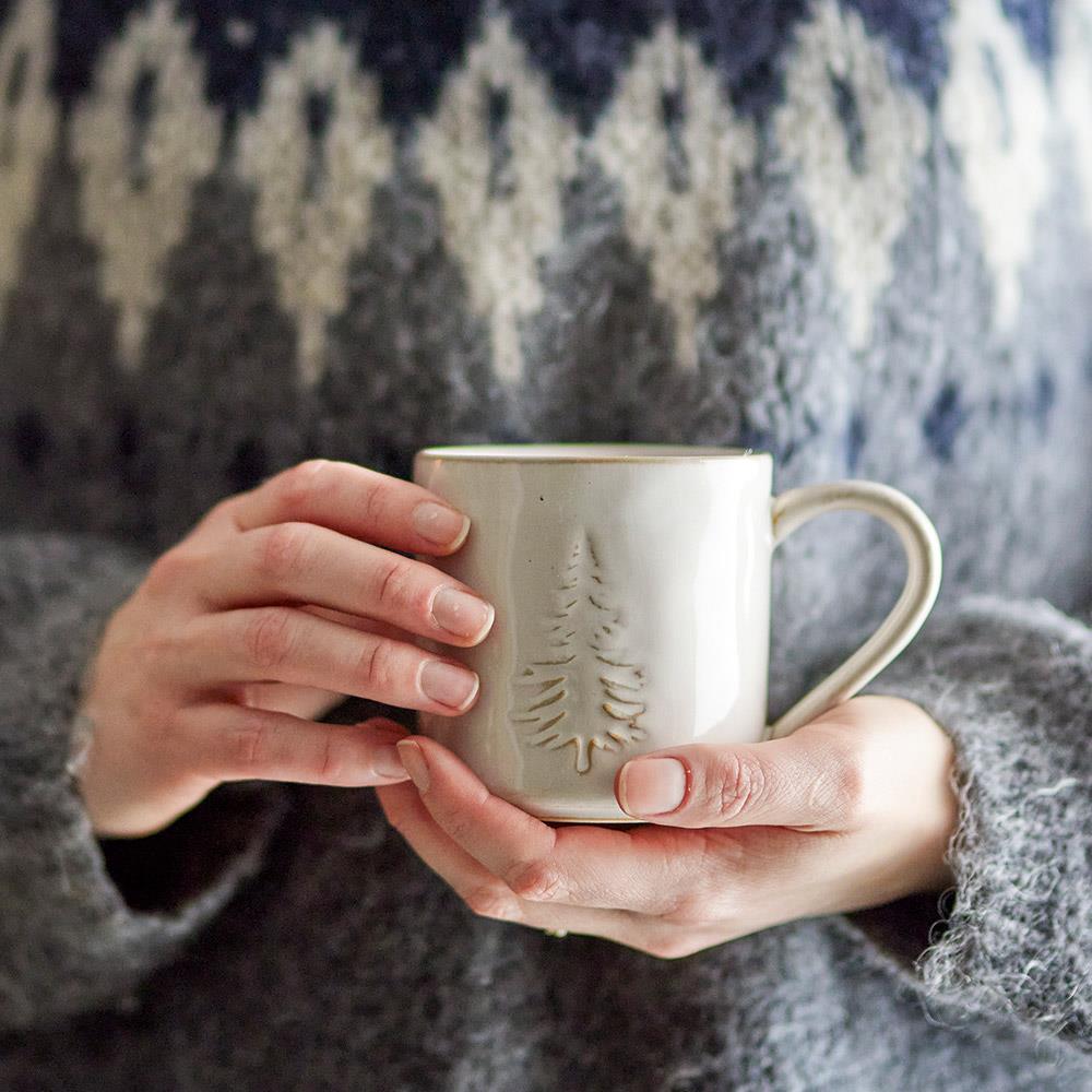 Bloomingville Winter Tasse – mit geprägtem Tannenbaum-Motiv, Weihnachten, dänisches Design