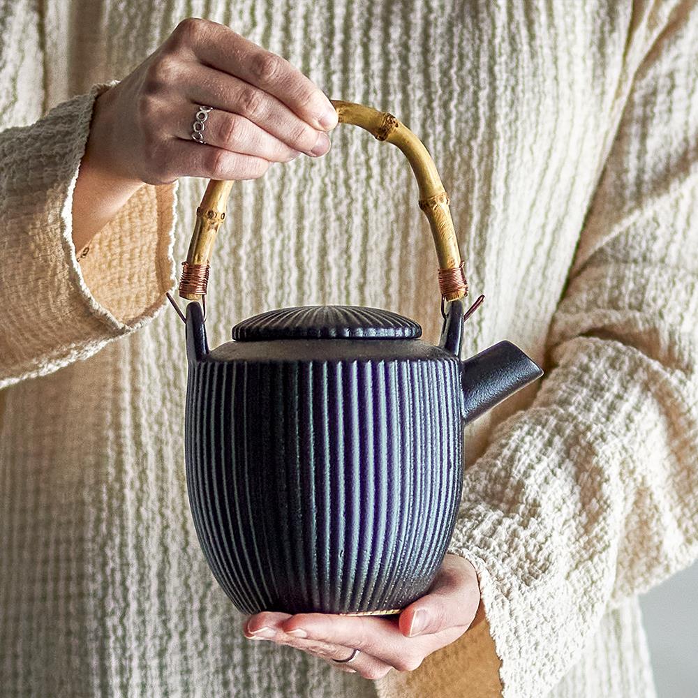 Bloomingville Neri Teekanne Schwarz – Steingut, 850 ml, Bambusgriff, skandinavisches Design mit Rillenstruktur