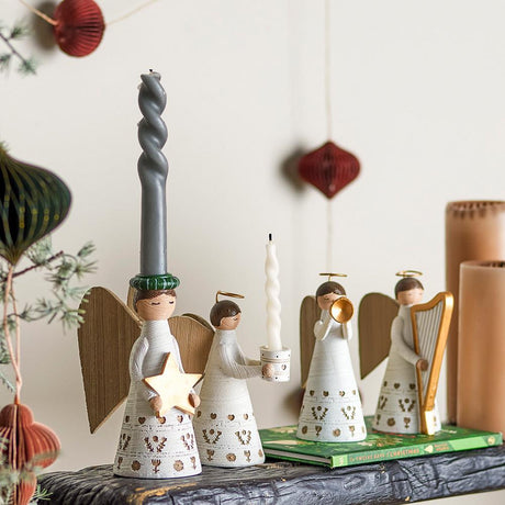 Bloomingville Abba Kerzenhalter – 4er Set in Weiß, Lucia-Prozession aus Polyresin
